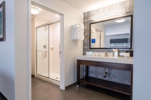 Ванная комната в Hampton Inn & Suites Greensboro/Coliseum Area