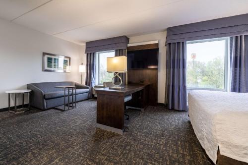 Кровать или кровати в номере Hampton Inn & Suites Greensboro/Coliseum Area