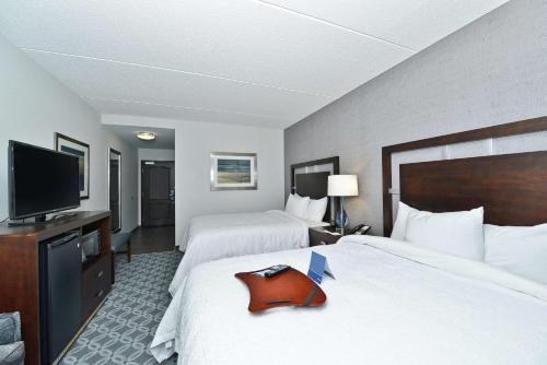 Кровать или кровати в номере Hampton Inn & Suites Greensboro/Coliseum Area