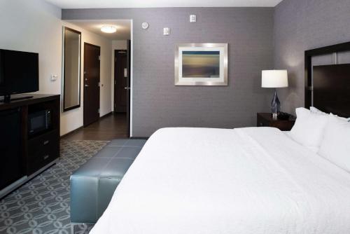 Кровать или кровати в номере Hampton Inn & Suites Greensboro/Coliseum Area