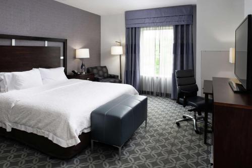 Кровать или кровати в номере Hampton Inn & Suites Greensboro/Coliseum Area