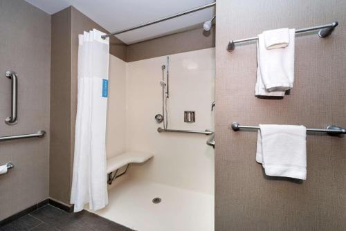 Ванная комната в Hampton Inn & Suites Greensboro/Coliseum Area