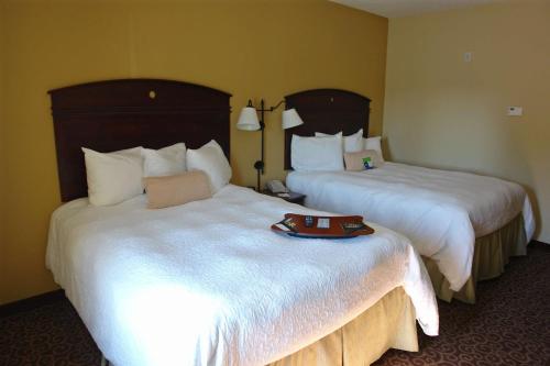 dwa łóżka w pokoju hotelowym z tacą na łóżku w obiekcie Hampton Inn Gallipolis w mieście Gallipolis