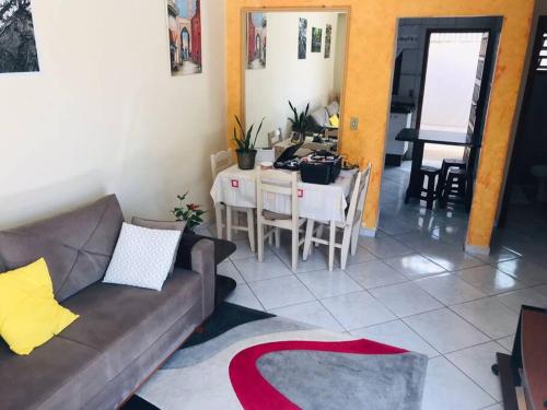 a living room with a couch and a table at Casa próximo ao Boticário in São José dos Pinhais