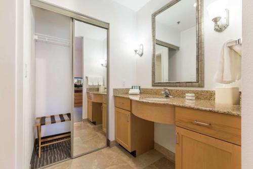 Baño con 2 lavabos y espejo en Homewood Suites by Hilton at Carolina Point - Greenville, en Greenville
