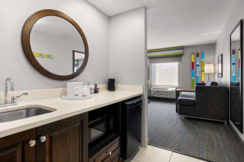 een badkamer met een wastafel en een spiegel bij Hampton Inn & Suites Schererville in Schererville