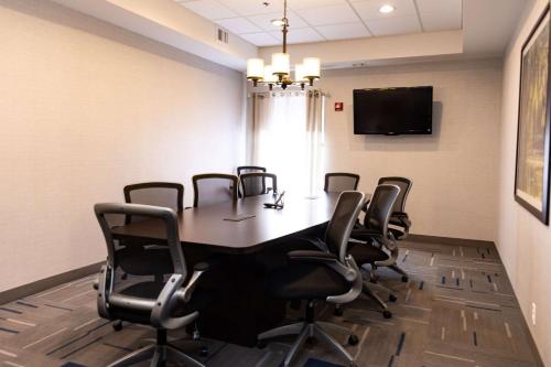 a conference room with a table and chairs at Hampton Inn Hammond in Hammond