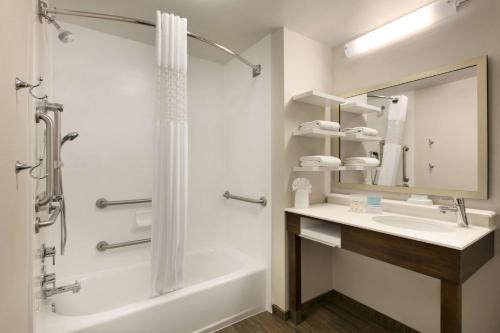 y baño con bañera, lavamanos y ducha. en Hampton Inn & Suites Hershey, en Hershey