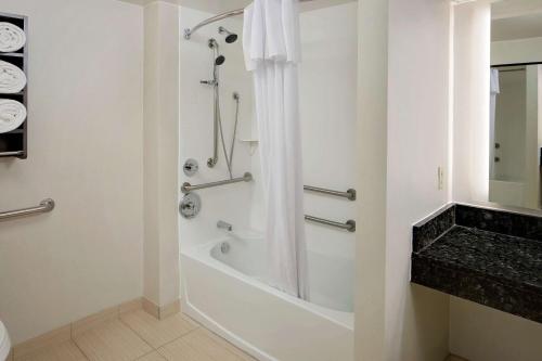 Koupelna v ubytování Homewood Suites by Hilton Hartford-Farmington