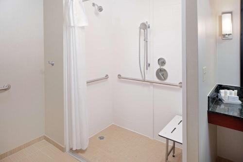 y baño con ducha y lavamanos. en Homewood Suites by Hilton Hartford-Farmington en Farmington