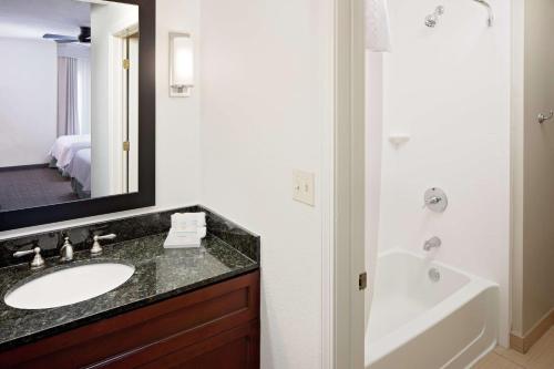 Koupelna v ubytování Homewood Suites by Hilton Hartford-Farmington