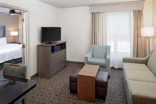TV a/nebo společenská místnost v ubytování Homewood Suites by Hilton Hartford-Farmington