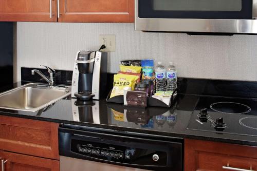 Kuchyň nebo kuchyňský kout v ubytování Homewood Suites by Hilton Hartford-Farmington