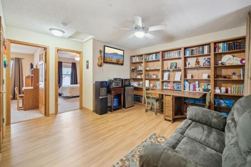 ein Wohnzimmer mit einem Sofa und Bücherregalen in der Unterkunft 2-Bedroom Loft Suite 14 minutes from Airport and Mall of America in Inver Grove Heights
