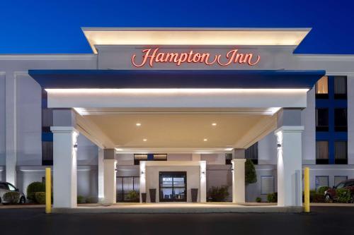 溫泉城的住宿－Hampton Inn & Suites by Hilton in Hot Springs, Arkansas，建筑前方的汉普顿旅馆标志