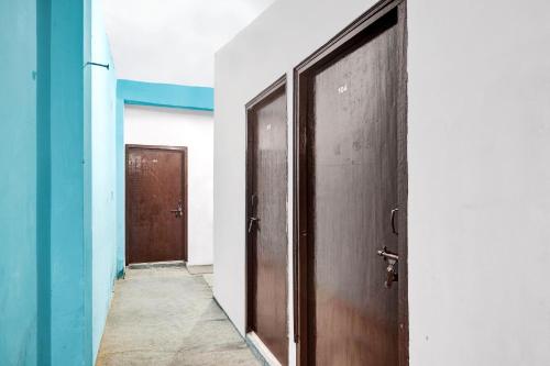 un couloir avec deux portes brunes et un couloir avec dans l'établissement OYO Hotel King Star, à Dāsna