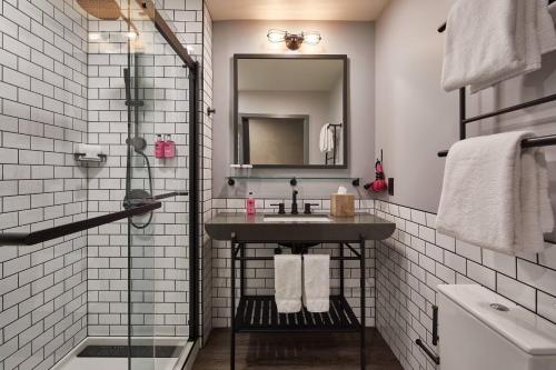 een badkamer met een wastafel en een spiegel bij Moxy Boulder in Boulder