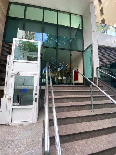 uma porta aberta para um edifício com escadas em frente em Blue Hope by Mosaico Stays em Vitória