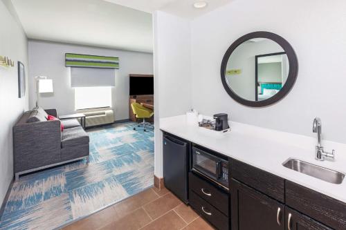 Hampton Inn and Suites Houston Central في هيوستن: حمام مع حوض ومرآة