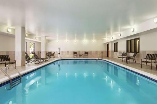 una piscina con agua azul en una habitación de hotel en Hampton Inn Houston Stafford, en Stafford