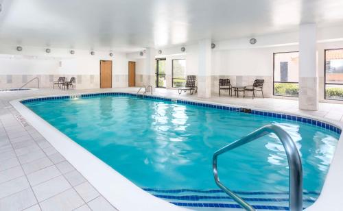 Бассейн в Hampton Inn Houston Stafford или поблизости