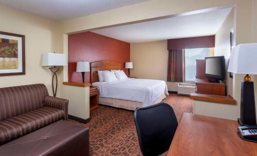 Телевизор и/или развлекательный центр в Hampton Inn Houston Stafford