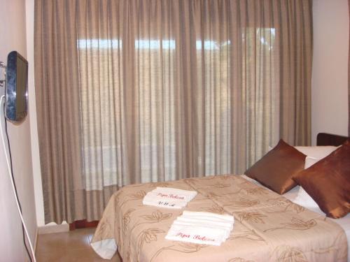 Een bed of bedden in een kamer bij Suites Pipa Beleza Spa Resort