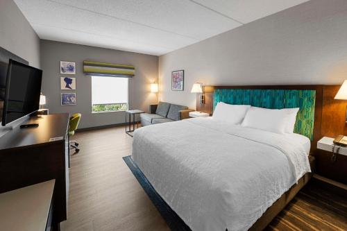 um quarto de hotel com uma cama e uma televisão em Hampton Inn Nanuet em Nanuet