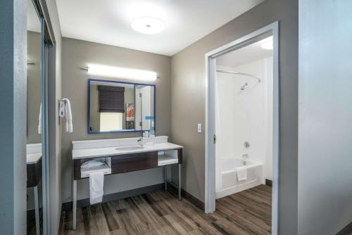 Kylpyhuone majoituspaikassa Hampton Inn Huntsville-Madison