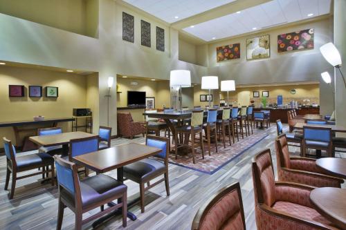 Εστιατόριο ή άλλο μέρος για φαγητό στο Hampton Inn & Suites Wichita-Northeast