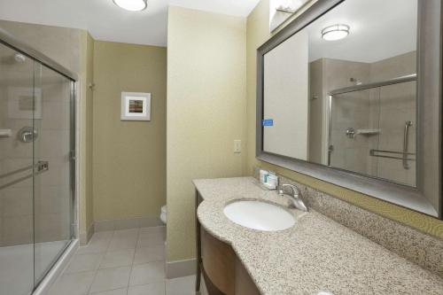Ένα μπάνιο στο Hampton Inn & Suites Wichita-Northeast