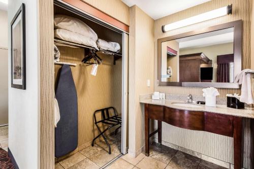 een badkamer met een wastafel en een stapelbed bij Hampton Inn Derby-Wichita Southeast in Derby