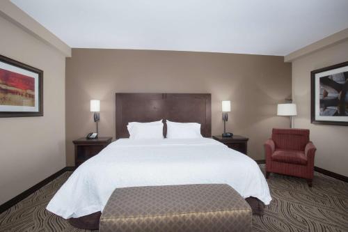 Postel nebo postele na pokoji v ubytování Hampton Inn & Suites I-35/Mulvane