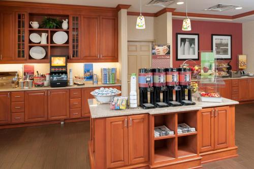 una cucina con armadi in legno e bancone con bottiglie di vino di Hampton Inn Jacksonville a Jacksonville