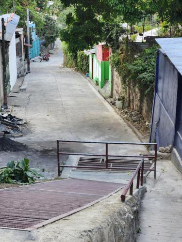 a bench sitting on the side of a street at Regalo de Dios 