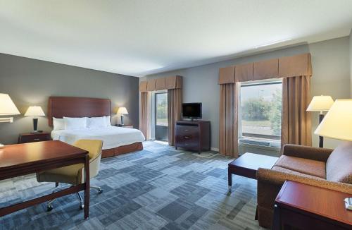 Habitación de hotel con cama y escritorio en Hampton Inn and Suites Indianapolis/Brownsburg en Brownsburg