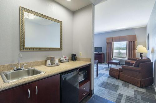 Hampton Inn and Suites Indianapolis/Brownsburg في براونسبورغ: مطبخ مع حوض وغرفة معيشة