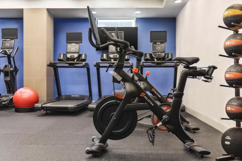 a gym with cardio machines and exercise bikes at Home2 Suites Long Island City/Manhattan View in Queens
