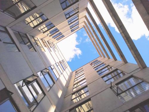 un edificio alto mirando al cielo en Downtown, Blue Green Home, Nature inspired, en Bogotá