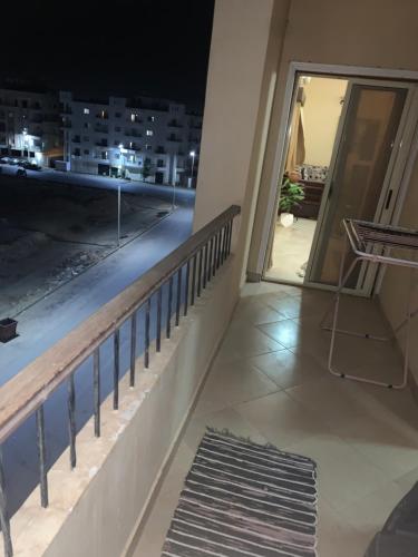 balcón con vistas a la ciudad por la noche en شقة سكنية ذات طابع عائلى متميز بها كافة الامكانيات من فلتر ماء وواى فاى, en Hurghada