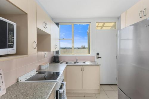 Η κουζίνα ή μικρή κουζίνα στο 'Beachside Escape' A Breezy Waterfront Family Abode