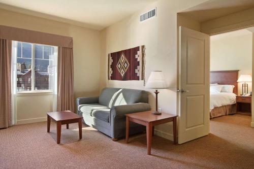 um quarto de hotel com um sofá e uma cama em Homewood Suites by Hilton Jackson em Jackson