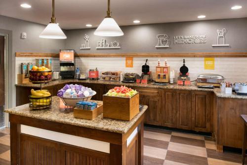 Una cocina grande con armarios de madera y fruta en la encimera. en Hampton Inn Jackson Hole, en Jackson