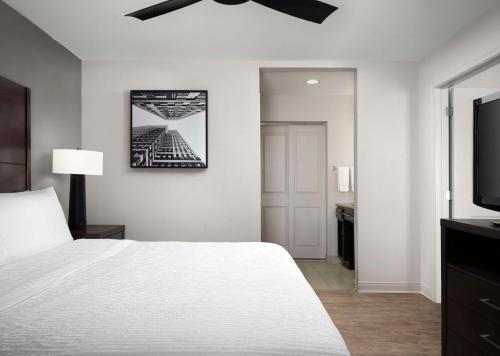 Postel nebo postele na pokoji v ubytování Homewood Suites by Hilton Carle Place - Garden City, NY