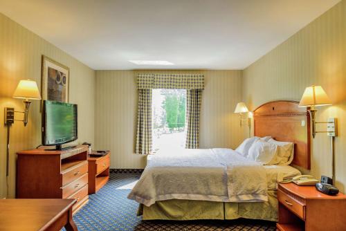 Habitación de hotel con cama y TV de pantalla plana. en Hampton Inn and Suites Jamestown, en Jamestown