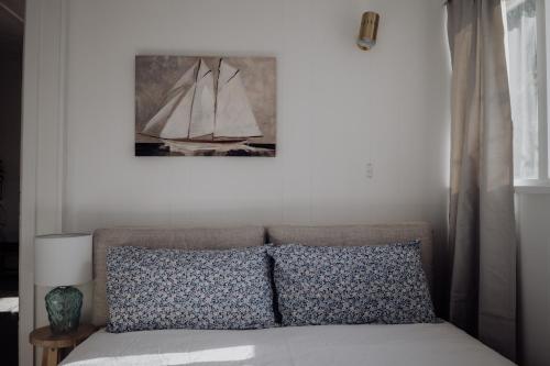 Ένα ή περισσότερα κρεβάτια σε δωμάτιο στο Blue Lagoon Beach House - Absolute Beachfront!