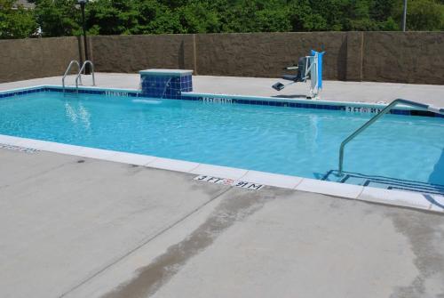 - une piscine avec un robinet et de l'eau dans l'établissement DoubleTree by Hilton Fayetteville, à Fayetteville