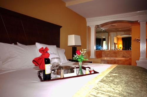 łóżko z tacą z butelką wina i kwiatami w obiekcie DoubleTree by Hilton Fayetteville w mieście Fayetteville