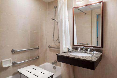 W łazience znajduje się umywalka i lustro. w obiekcie DoubleTree by Hilton Hotel & Executive Meeting Center Somerset w mieście Somerset