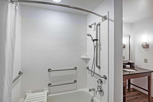 uma casa de banho com um chuveiro e um WC. em Homewood Suites by Hilton Greensboro em Greensboro